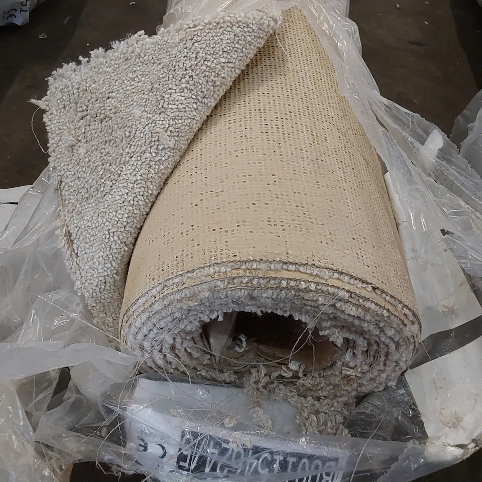ROLL OF QUALITY SOFT SPLENDID AB CARPET // SIZE: APPROX 5 X 5.3m