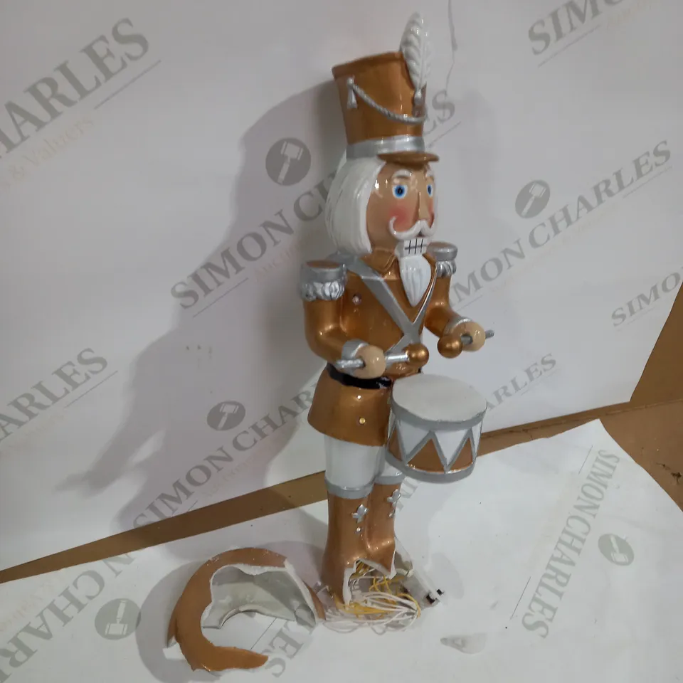 OUTLET FESTIVE TRADITIONAL PRE-LIT NUTCRACKER