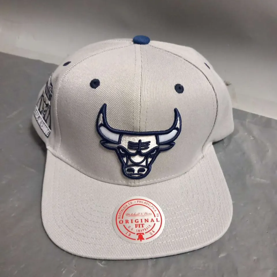 NBA THE DISTRICT CHICAGO BULLS SNAPBACK GREY CAP