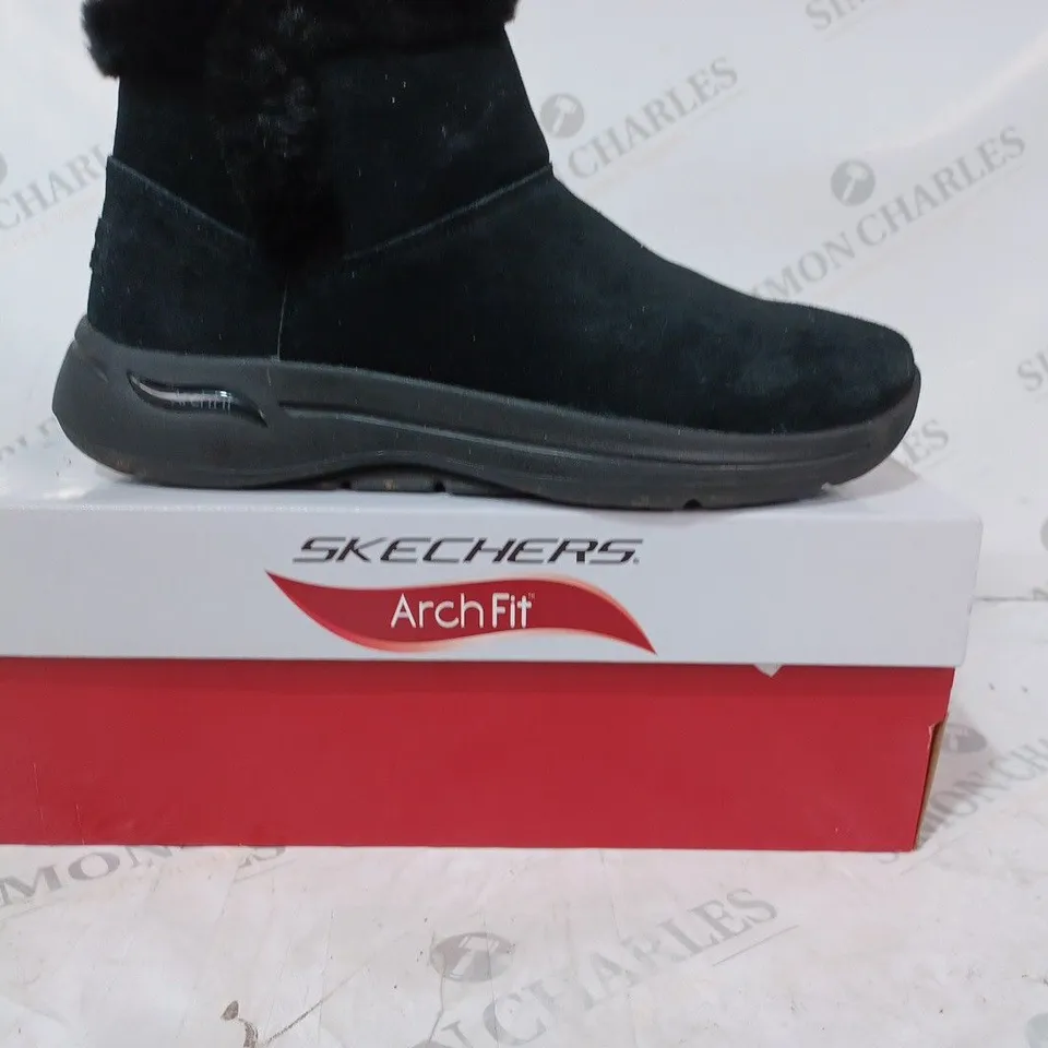 PAIR OF SKECHERS GO WALK ARCH FIT SUEDE CHUGGA BOOT BLACK, UK SIZE 7