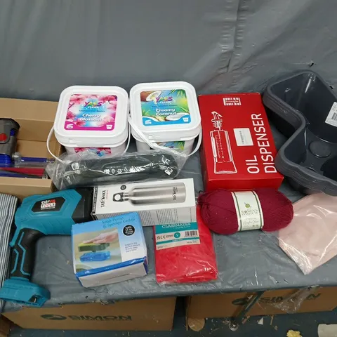 BOX OF APPROXIMATELY 10 ASSORTED ITEMS TO INCLUDE - DYSON HOOVER PART, TATANKA BOTTLE, AND OIL DISPENSER ETC. 