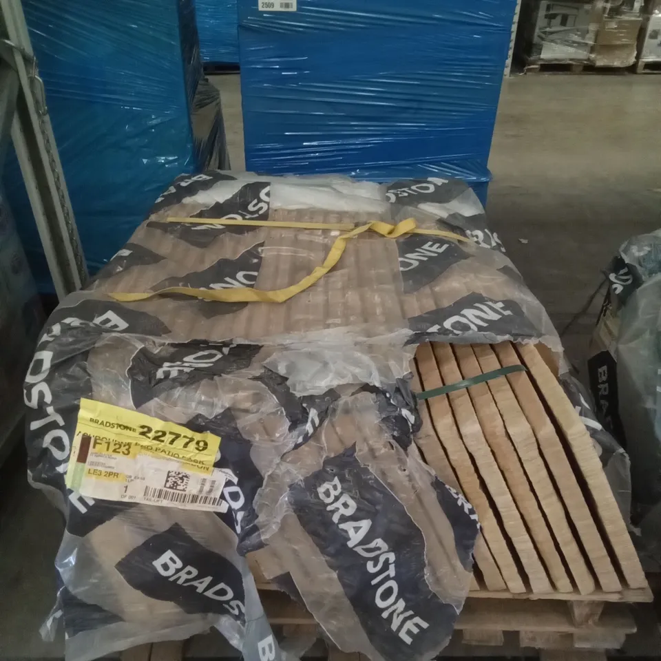 PALLET OF TAN PAVING SLABS 
