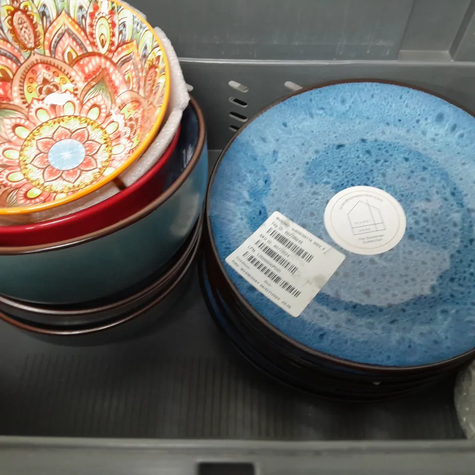 BOX OF APPROXIMATELY 11 ASSORTED ITEMS TO INCLUDE - UNBRANDED BLUE PLATE , CHINA TEA SET , BLACK & TAGIC CANDLE ETC