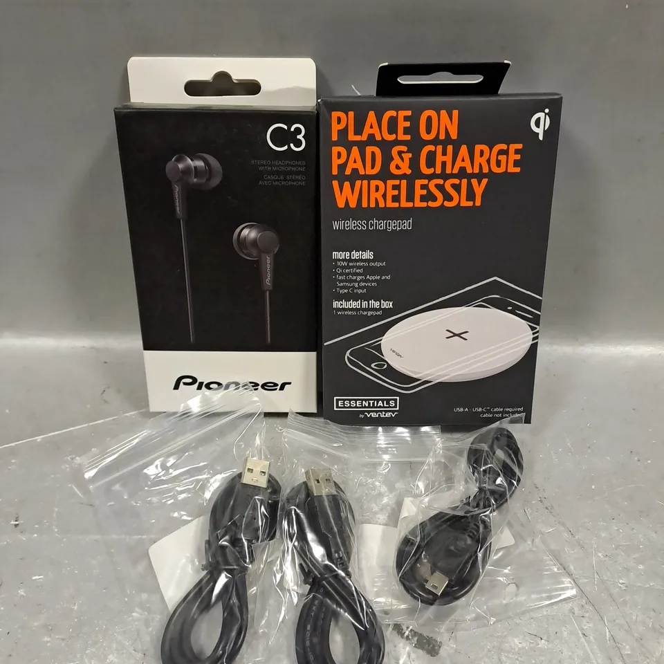 APPROXIMATELY 30 ASSORTED SMARTPHONE ACCESSORIES TO INCLUDE EARPHONES, WIRELESS CHARGING PADS, CHARGING CABLES ETC 