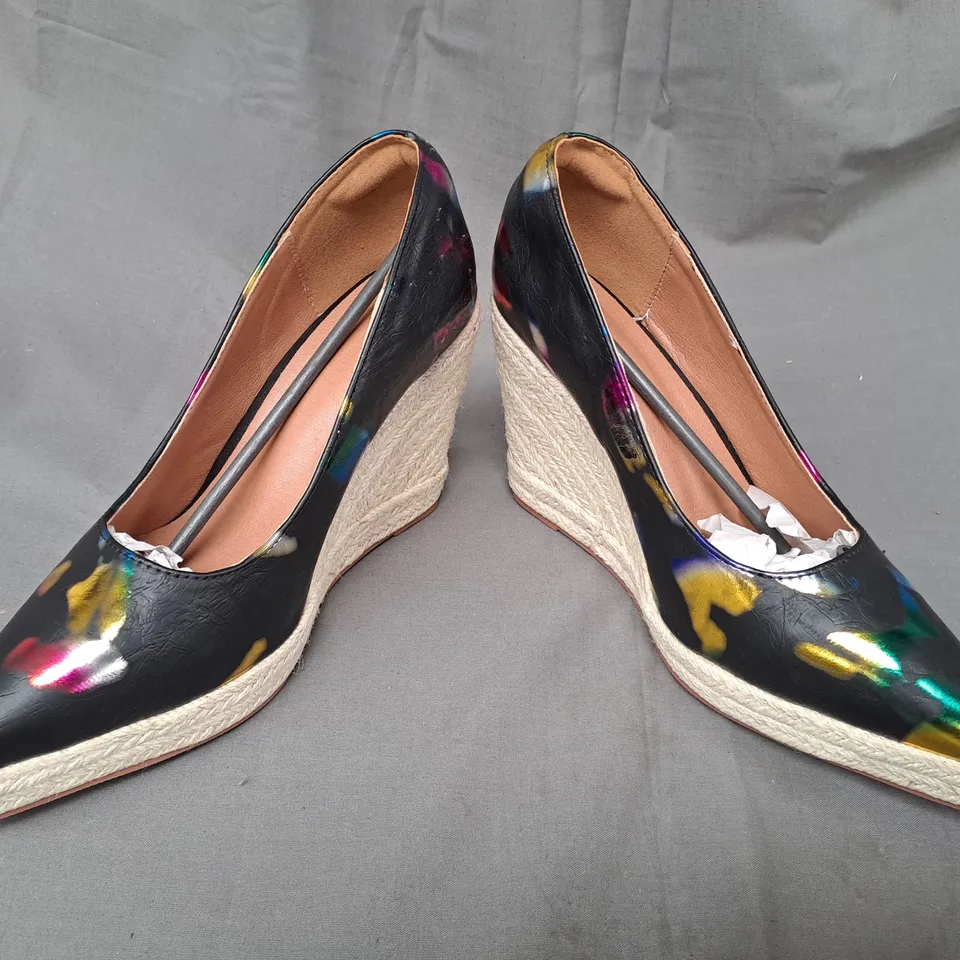BOXED PAIR OF DESIGNER POINTED TOE HIGH WEDGE SHOES IN BLACK/MULTICOLOUR EU SIZE 41