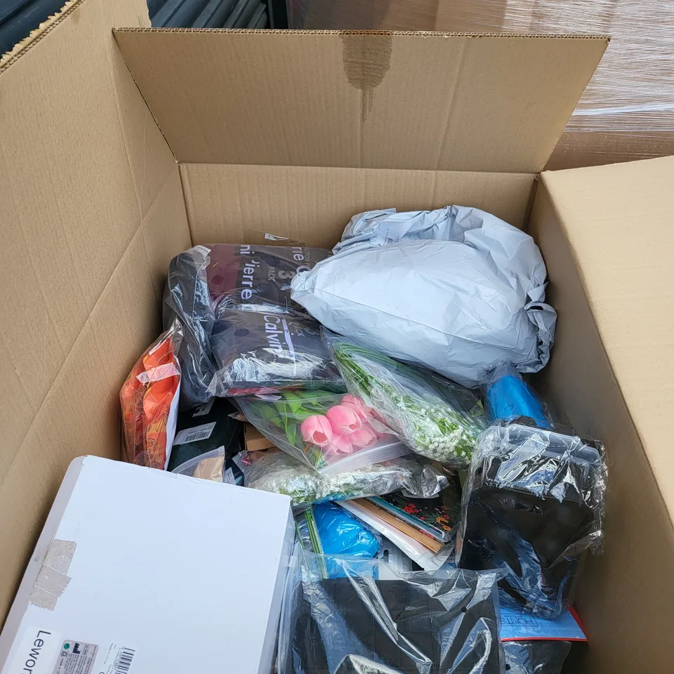 PALLET OF 6 LARGE BOXES OF A SIGNIFICANT QUANTITY OF ASSORTED ITEMS TO INCLUDE ADJUSTABLE FEEDING BOWL SET, CHRISTMAS TREE TOPPER LIGHT, SIMON & TOM LIP BOOSTER PLUMPING GLOSS, PREMIUM POWER ADAPTER
