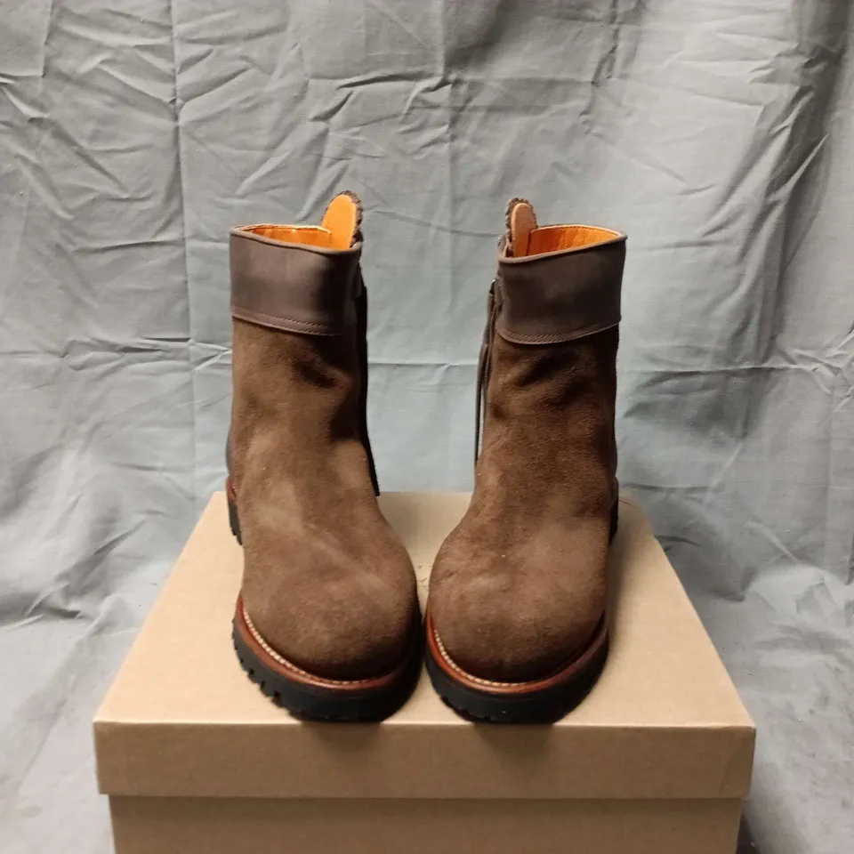 BOXED PAIR OF PENELOPE CHILVERS INCLEMENT CROPPED TASSEL BOOT – DARK OAK, UK 7 (EU 40)