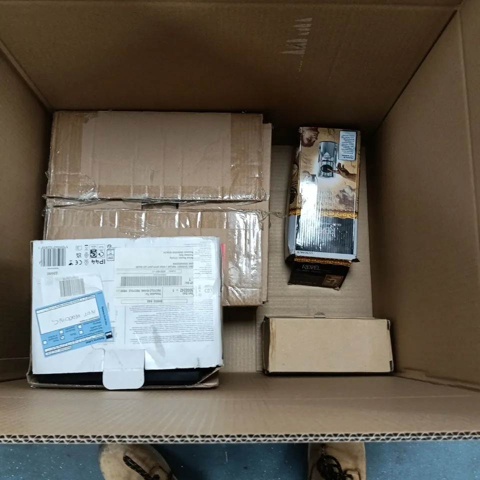LOT OF 4 HOUSEHOLD ITEMS TO INCLUDE SOLAR SPIKE SPOTLIGHT, SMALL GLASS JUGS AND A WET AND DRY GRINDER