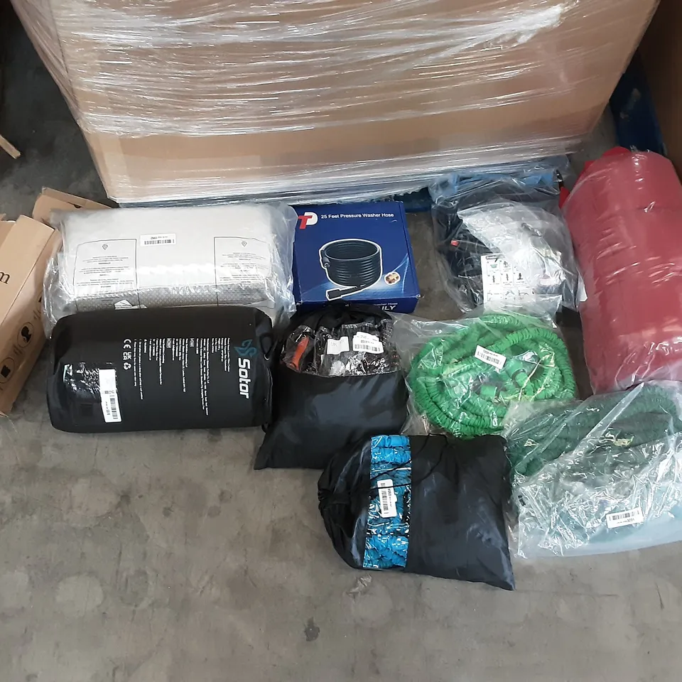 PALLET OF ASSORTED PRODUCTS TO INCLUDE FLEXI HOSE, EXPANDING HOSE, POOTACK SEAT CUSHION, SOTOR SEAT CUSHION, TD 25FT PRESSURE WASHER HOSE,  SUFUHOM MEMORY FOAM PILLOW