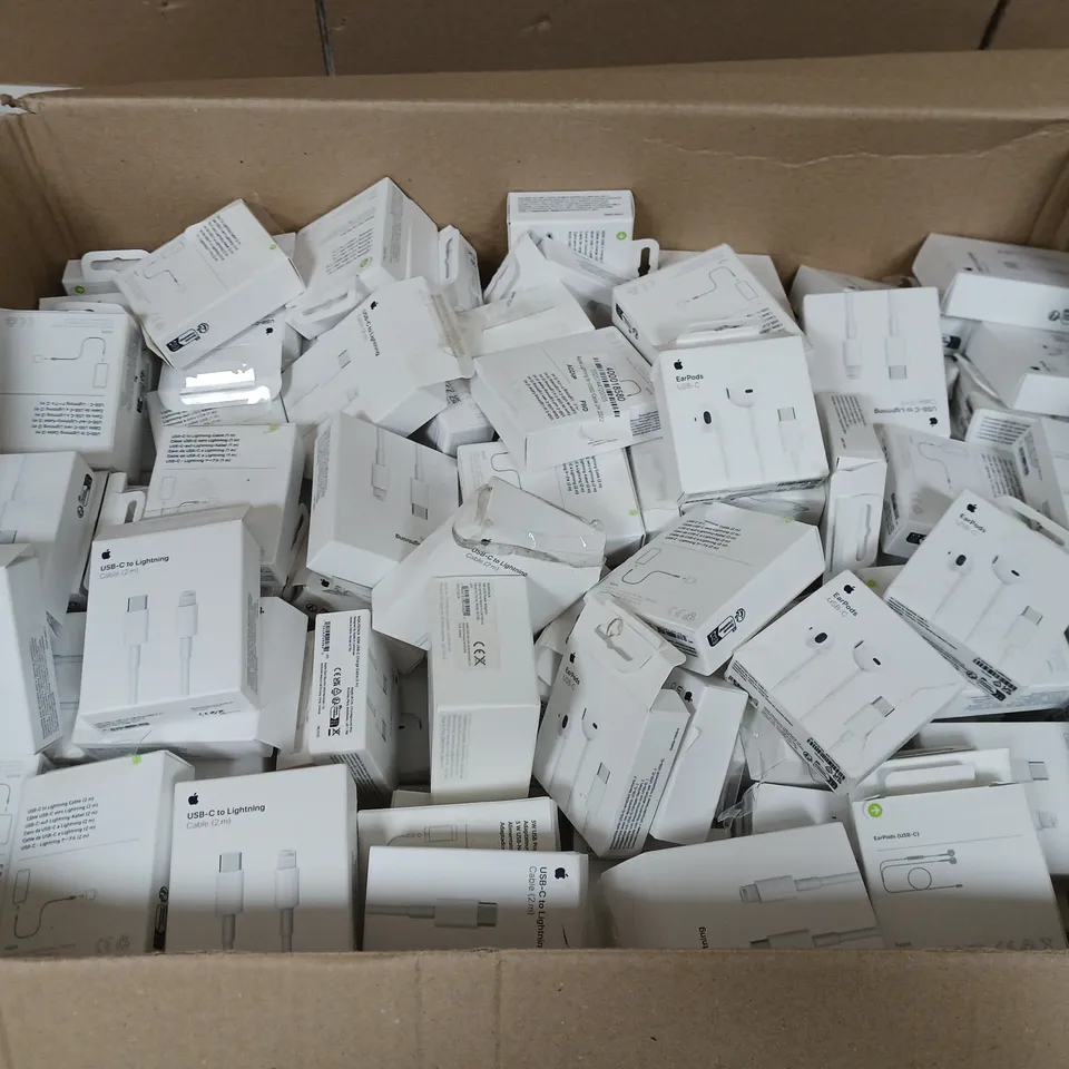 APPROXIMATELY 50 APPLE ELECTRICAL PRODUCTS TO INCLUDE CHARGING CABLES, POWER ADAPTERS AND EARPODS