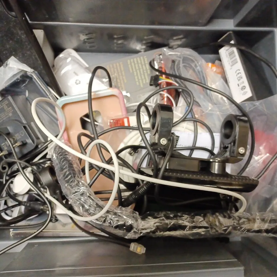 BOX OF APPROX 10 ITEMS INCLUDING ASSORTED PHONE CASES, ASSORTED CHARGING CABLES AND ASSORTED PHONE PROTECTORS