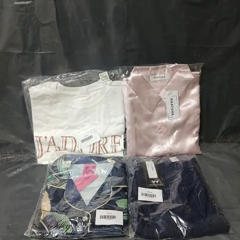 APPROXIMATELY 15 ASSORTED CLOTHING ITEMS TO INCLUDE T-SHIRTS, BOTTOMS, PJ SETS, ETC