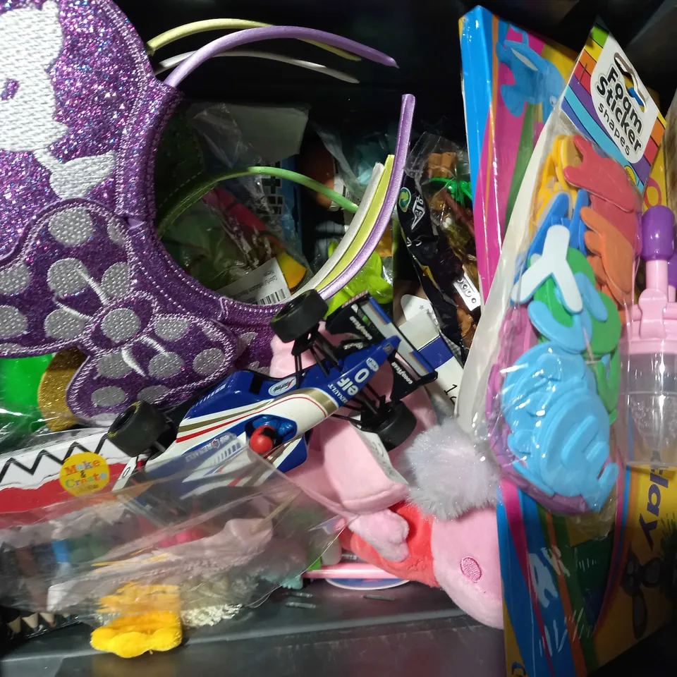 LOT OF APPROXIMATELY 15 ASSORTED TOYS AND GAMES TO INCLUDE CUTIEKINS PUGABLES, TOP TRUMPS STAR WARS EPISODES IV - VI, TREASURE X NINJA GOLD, ETC