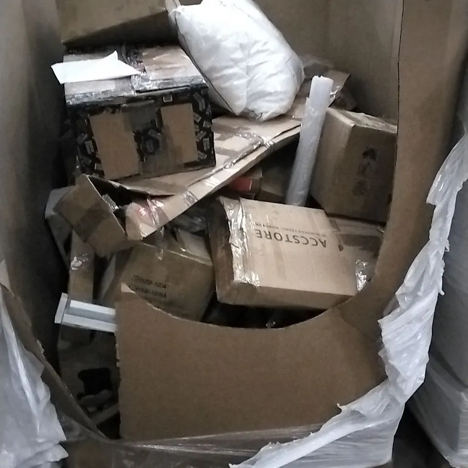 PALLET OF ASSORTED ITEMS INCLUDING ELECTRIC RACLETTE GRILL, TRANSPARENT STORAGE BOXES, STAND MIXER, DECORATIVE FENCING AND FOLDABLE METAL SIDE TABLE