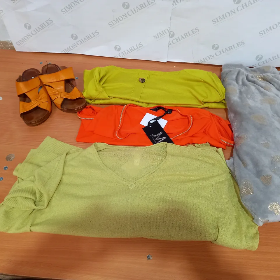 BOX OF APPROX 20 ASSORTED CLOTHING ITEMS TO INCLUDE - COZEE HOME FLUFFY PANTS XL - ADESSO SANDALS EU 37 - JULIAN MACDONALD ORANAGE TOP ECT