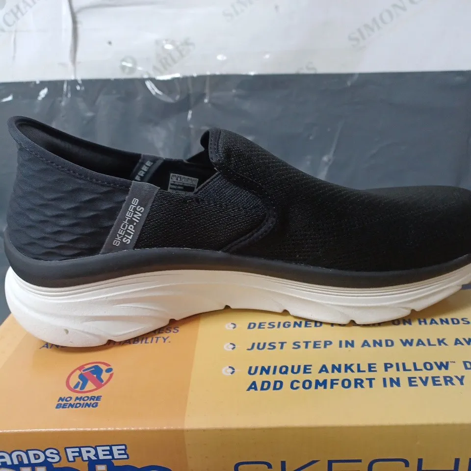 BOXED PAIR OF SKECHERS D'LUX WALKER SLIP-INS - black - SIZE 9 UK