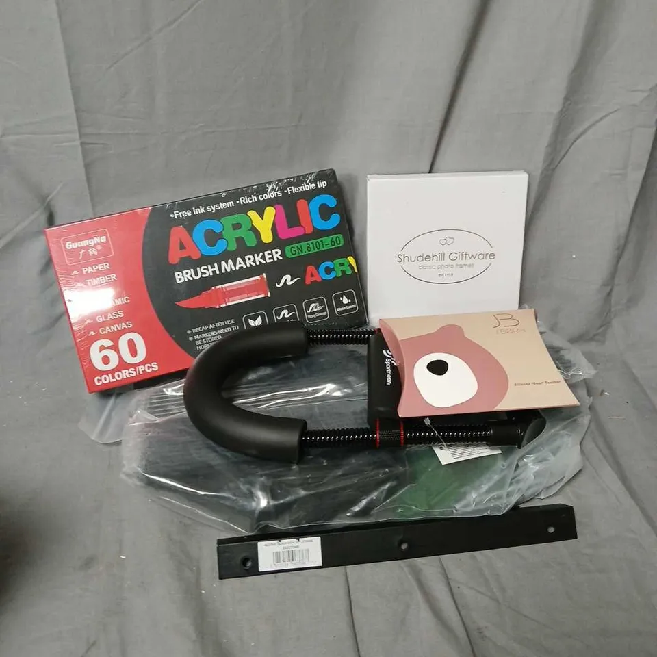 APPROXIMATELY 12 ASSORTED HOUSEHOLD ITEMS TO INCLUDE BRUSH MARKERS, PHOTO FRAMES, ALCOVE BLACK BRACKET, ETC