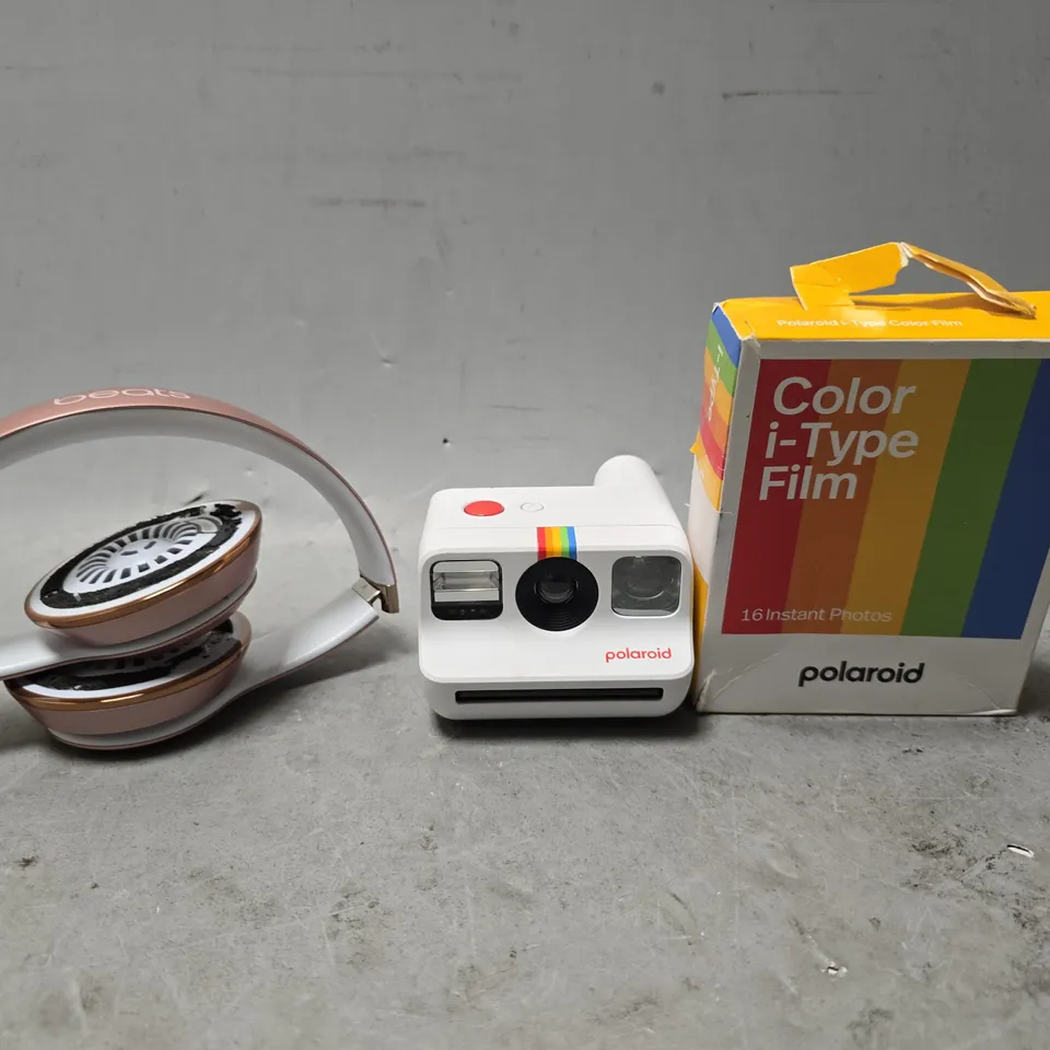 BOX OF APPROXIMATELY 20 ASSORTED BROKEN ITEMS TO INCLUDE - BEATS HEADPHONE , POLAROID CAMERA , POLAROID INSTANT PHOTOS ETC