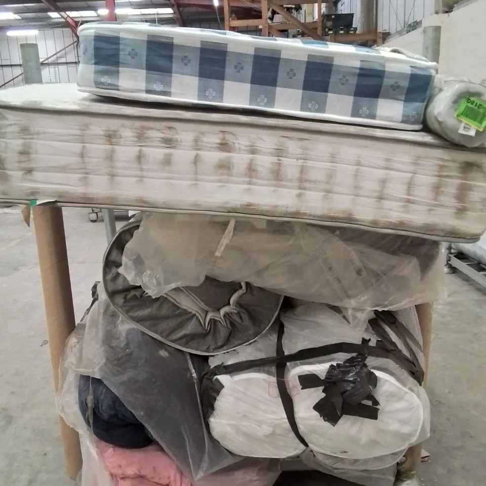 LOT CONTAINING VARIOUS MATTRESSES AND RUGS 