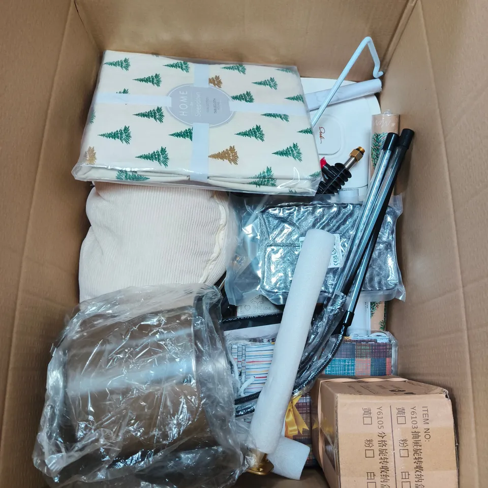 BOX OF APPROXIMATELY 20 ASSORTED HOUSEHOLD ITEMS TO INCLUDE PILLOW CASES, TED BAKER FACE CLOTH AND A POWER CABLE