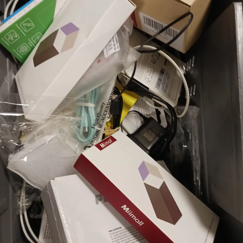 APPROXIMATELY 25 ASSORTED SMARTPHONE ACCESSORIES TO INCLUDE PROTECTIVE CASES, CHARGING CABLES, SCREEN PROTECTORS ETC 