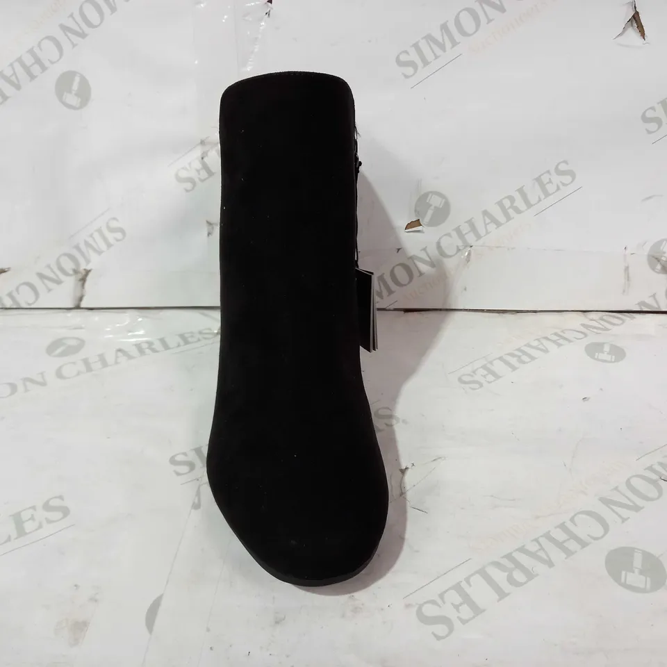 BOXED PAIR OF TOMARIS LOW HEEL SIDE ZIP SUEDE SHOES IN BLACK EU SIZE 39