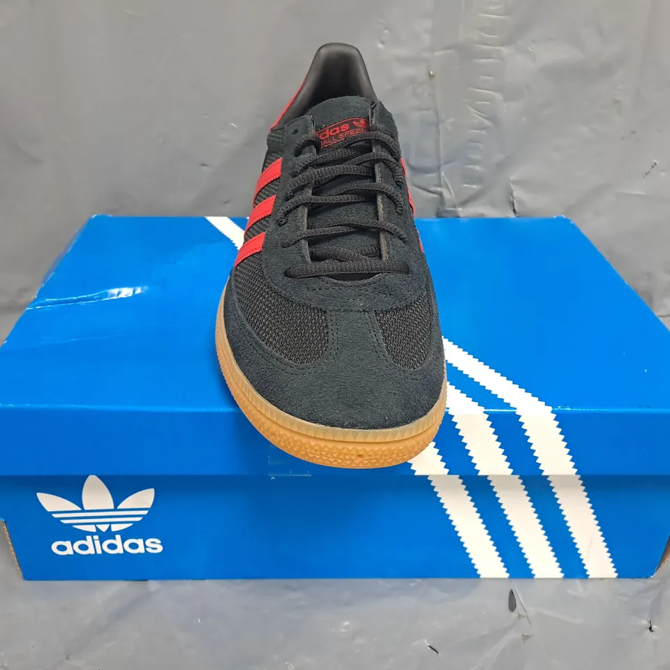 BOXED PAIR OF ADIDAS HANDBALL SPEZIAL SHOES IN BLACK/RED SIZE UK 11