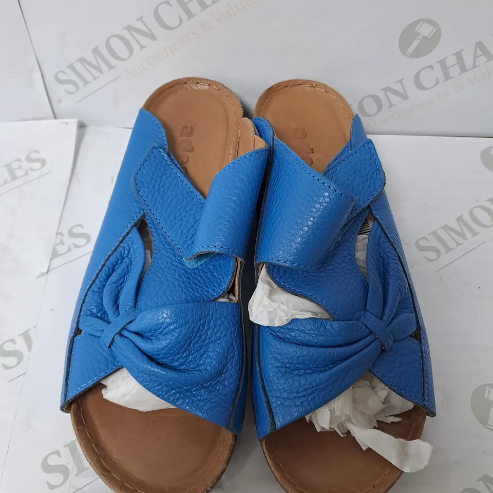 BLUE LEATHER BOW  SANDALS SIZE 4