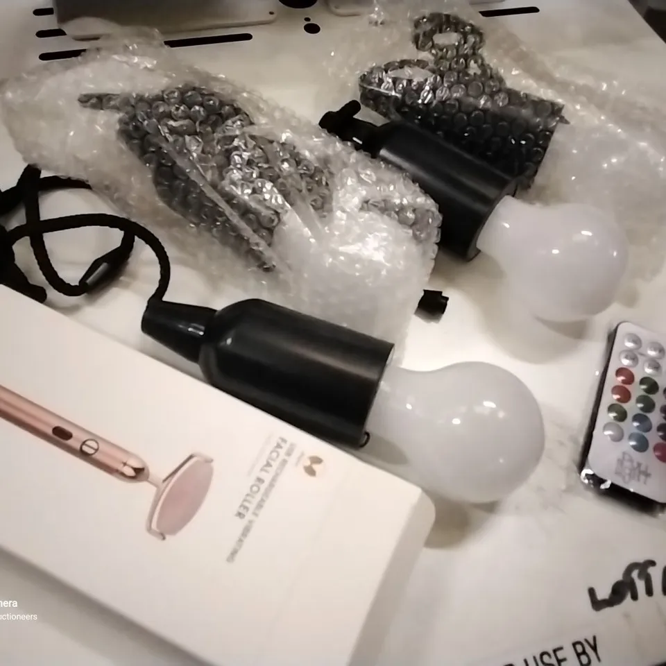 SET OF 4 CORDLESS LED VOLOUR CHANGING LIGHTS  WIGH REMOTE & USB RECHARGEABLE FACIAL ROLLER