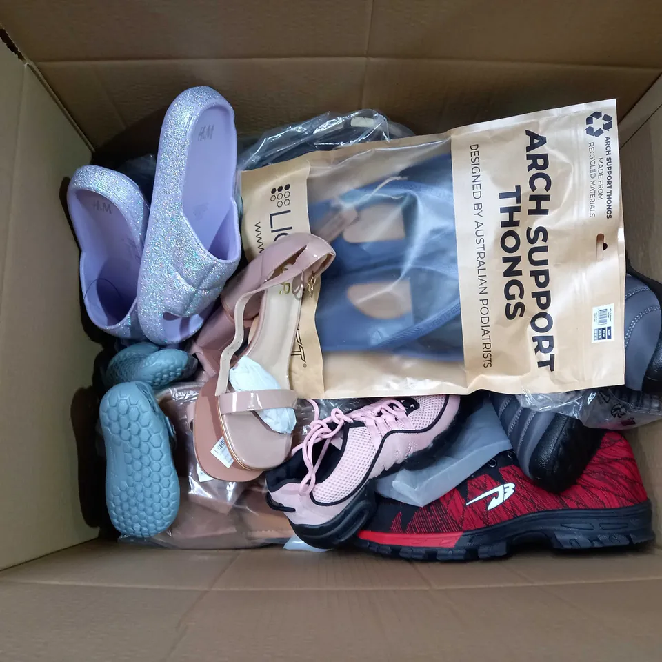 BOX OF APPROXIMATELY 20 ASSORTED PAIRS OF UNBOXED SHOES OF VARIOUS SIZES AND STYLES TO INCLUDE VIVOBAREFOOT, H&M, DP.,ETC
