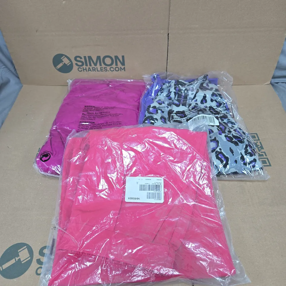 BOX OF APPROXIMATELY 25 ASSORTED CLOTHING ITEMS TO INCLUDE BRENDA EDWARDS, DANNII MINOGUE ETC