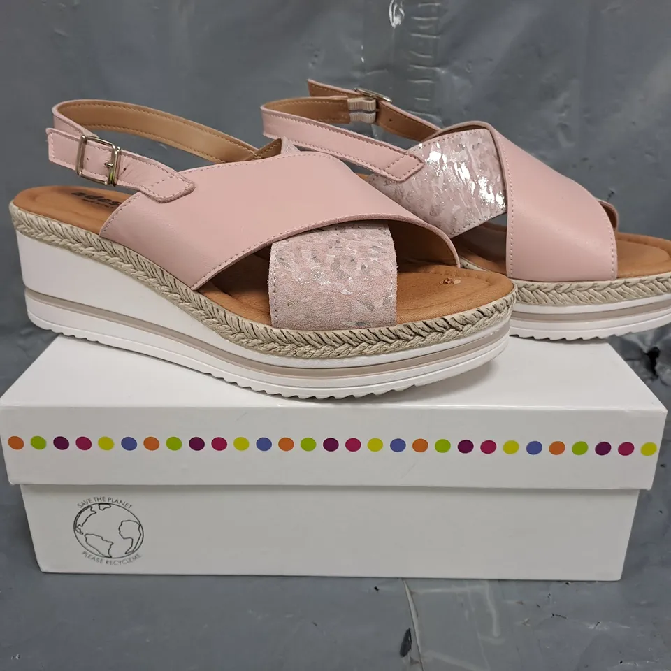 BOXED PAIR OF ADESSO COCO WEDGE SANDALS IN BLUSH SIZE 7