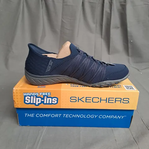 BOXED PAIR OF SKETCHERS SLIP IN TRAINERS SIZE 5.5