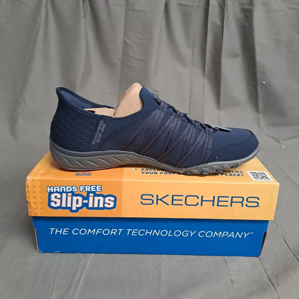 BOXED PAIR OF SKETCHERS SLIP IN TRAINERS SIZE 5.5