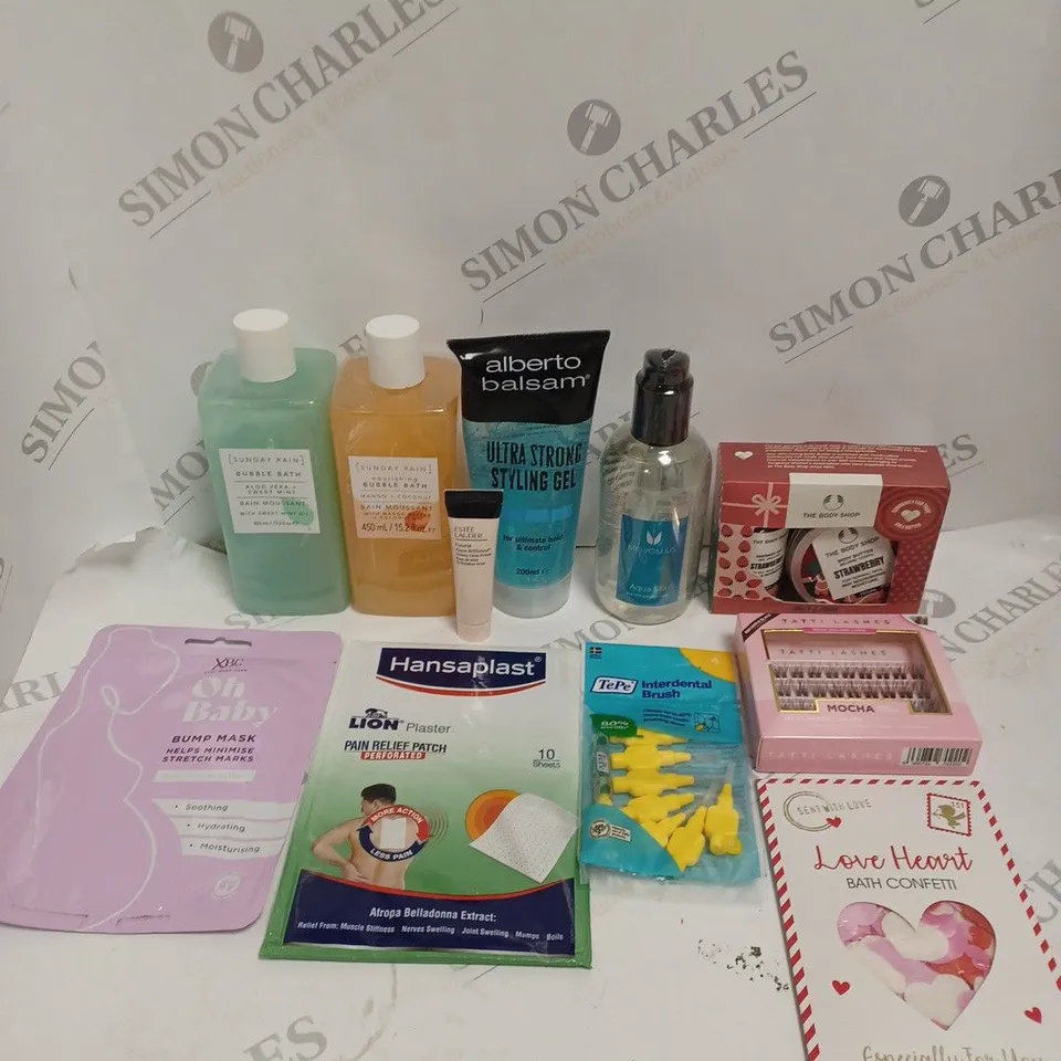APPROXIMATELY 20 ASSORTED HEALTH & BEAUTY PRODUCTS TO INCLUDE ALBERTO BALSAM STYLING GEL, SUNDAY RAIN BUBBLE BATH, BODY SHOP JOLLY & JUICY STRAWBERRY TREATS ETC