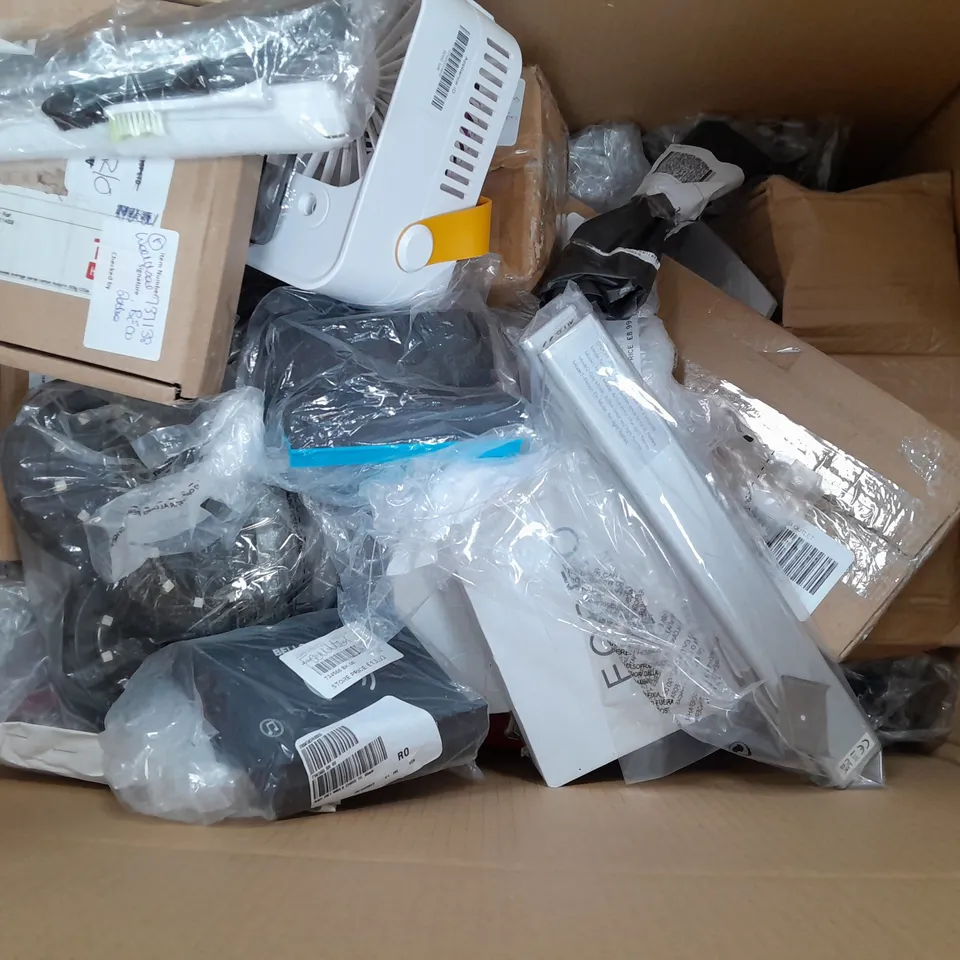 APPROXIMATELY 10 ASSORTED ITEMS TO INCLUDE FOREO HELATH & BEAUTY SET, LIGHTS, COOLING FAN, ETC