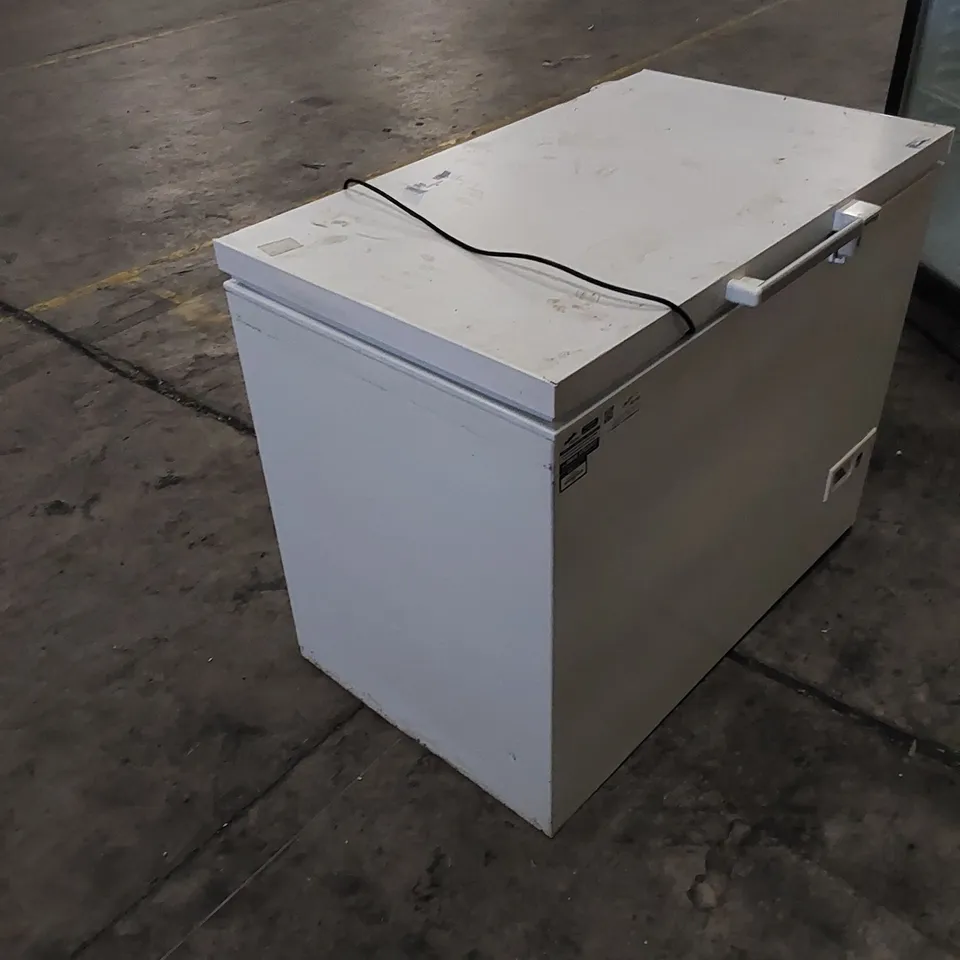 VESTFROST SZ282C COMMERCIAL CHEST FREEZER - WHITE 