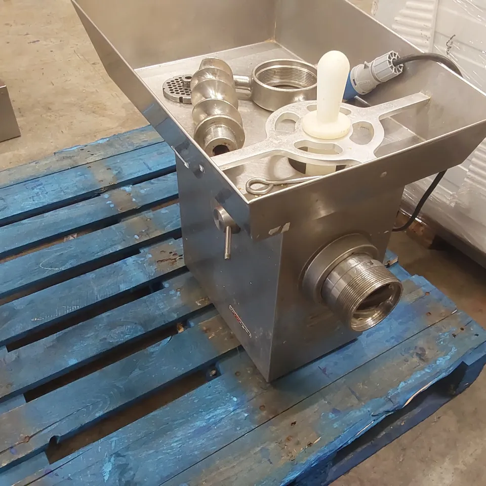 COMMERCIAL MEAT GRINDER