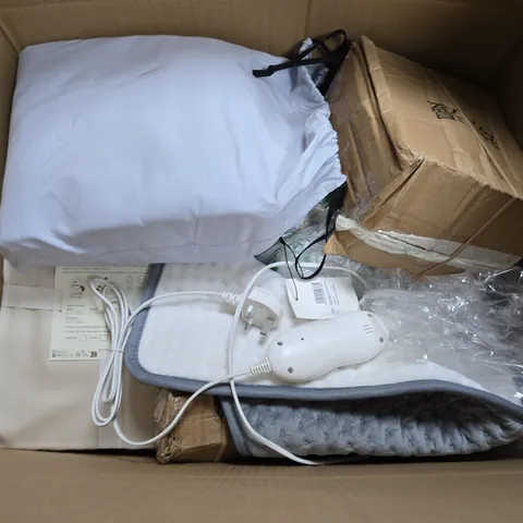 BOX OF APPROXIMATELY 15 ASSORTED HOUSEHOLD ITEMS TO INCLUDE HEATED BLANKET , BED SHEETS AND FOOD CONATINERS 