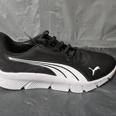 UNBOXED PAIR OF PUMA FLEX FOCUS TRAINERS IN BLACK/WHITE - UK 8