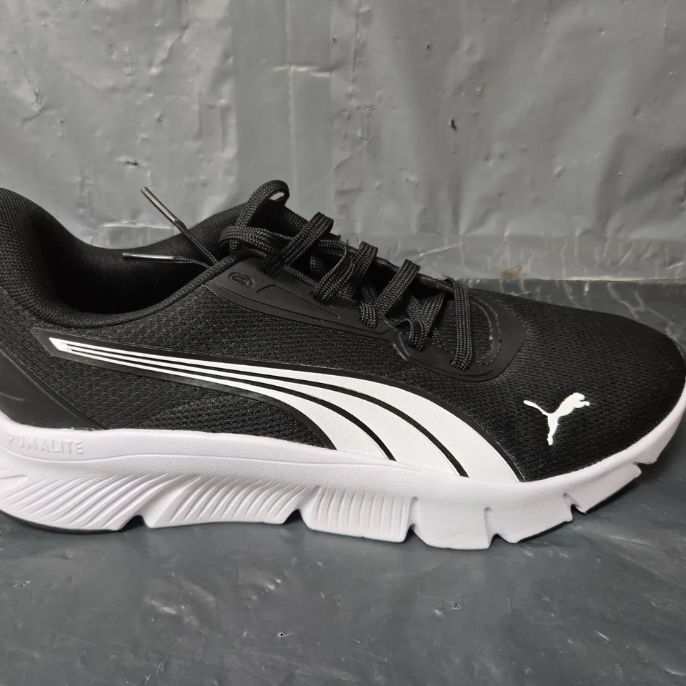 UNBOXED PAIR OF PUMA FLEX FOCUS TRAINERS IN BLACK/WHITE - UK 8