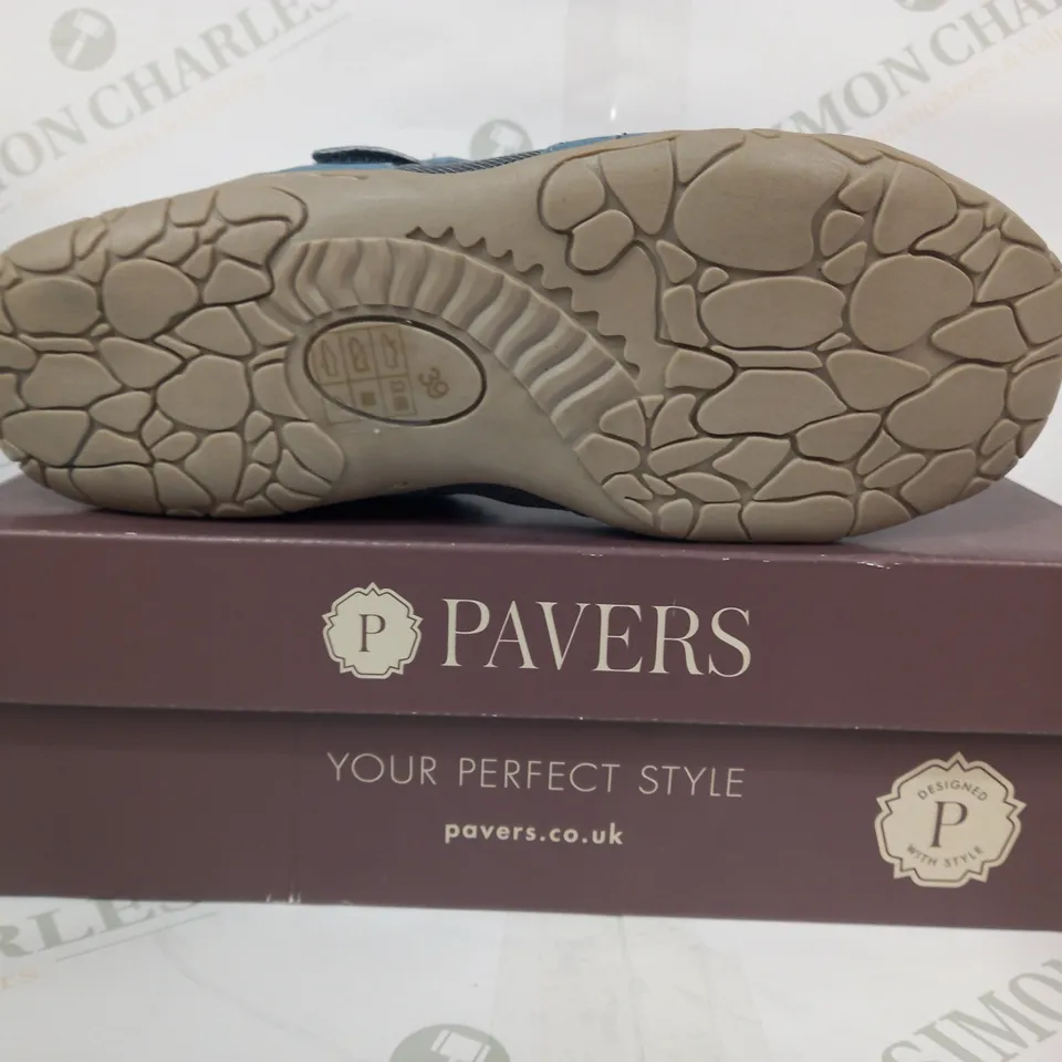 BOXED PAIR OF PAVERS VELCRO STRAP SANDALS IN BLUE SIZE 6
