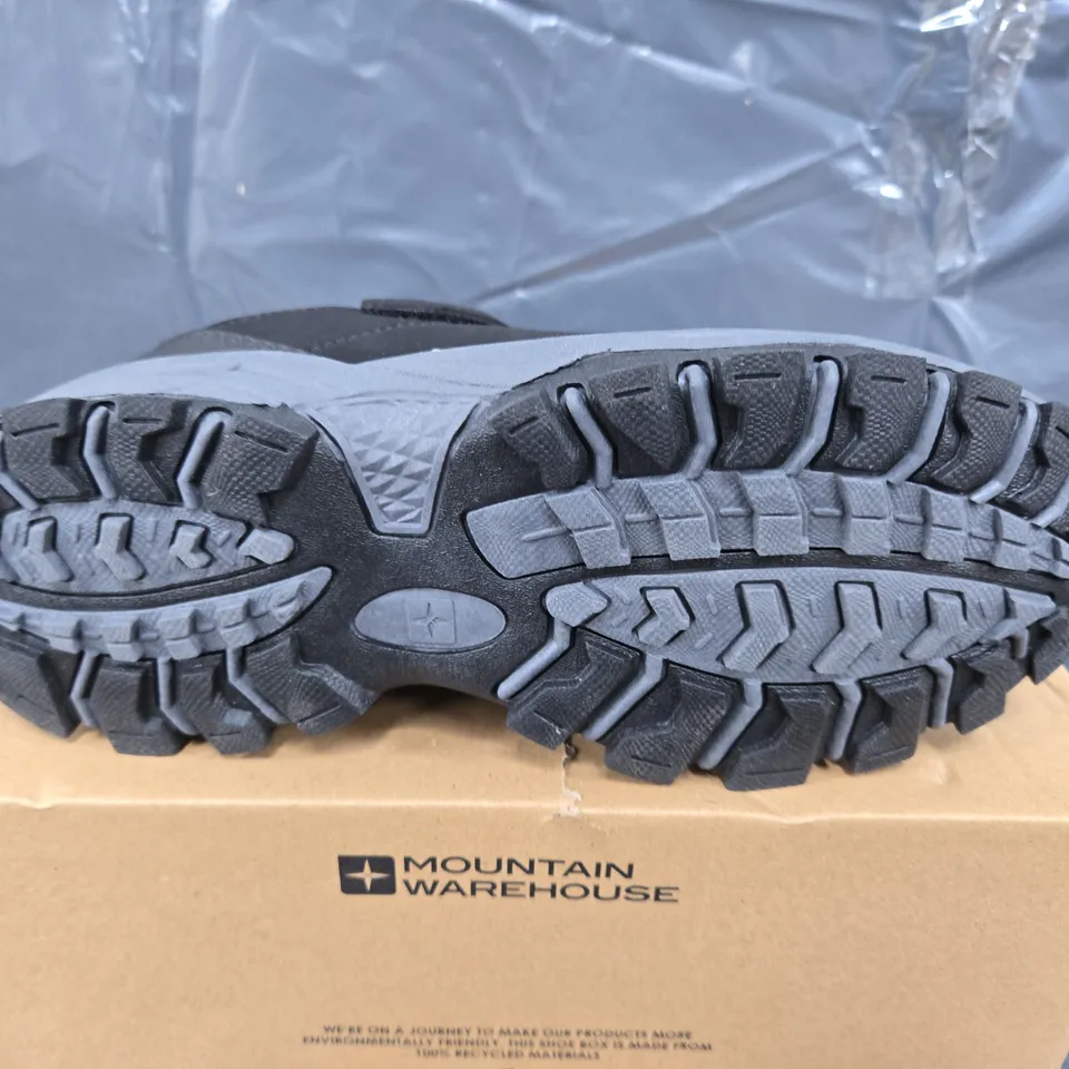 BOXED PAIR OF MOUNTAIN WAREHOUSE MCLEOD KIDS OUTDOOR WALKING SHOE IN BLACK - UK 5
