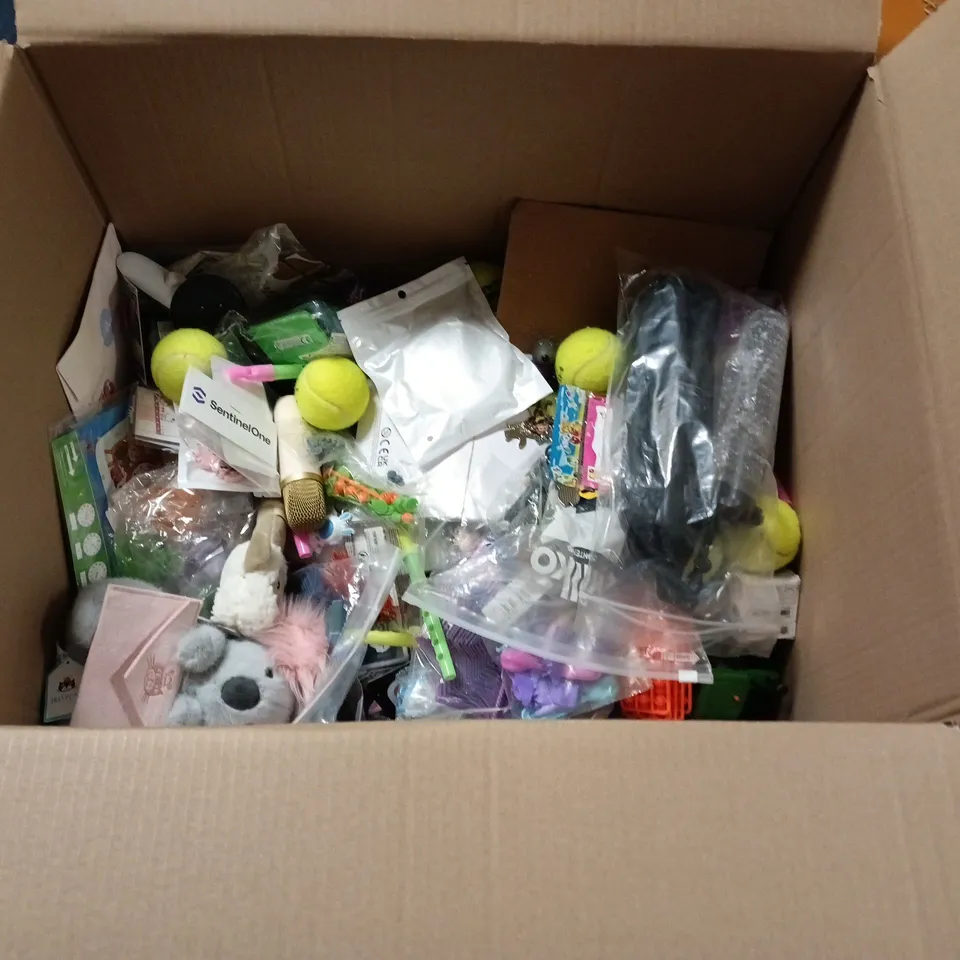 LARGE QUANTITY OF ASSORTED TOYS, GAMES AND CRAFT ITEMS TO INCLUDE BANANAGRAMS, COLOURFUL KAROKE AND PLUSHIE