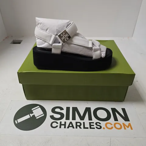 BOXED PAIR OF TONY BURCH MELLOW PLATFORM SANDAL NAPP LEATHER SANDALS IN OPTIC WHITE - US 6.5