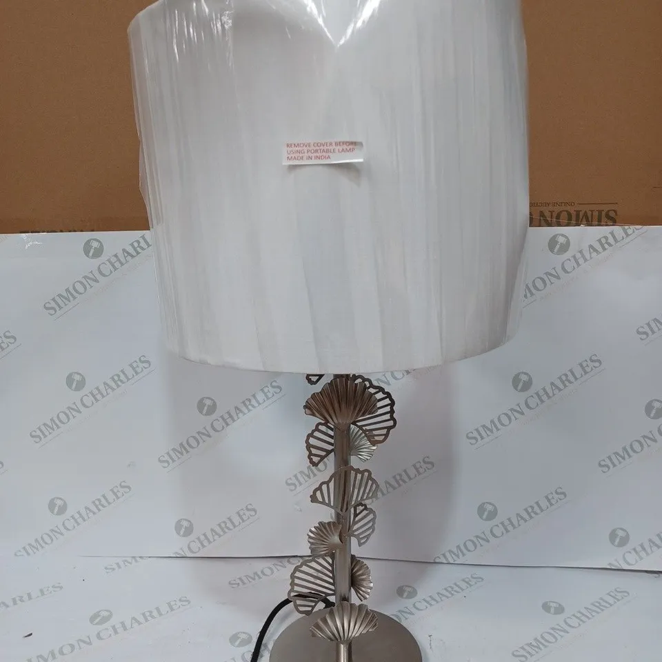 DESIGNER LEAF DETAL TABLE LAMP