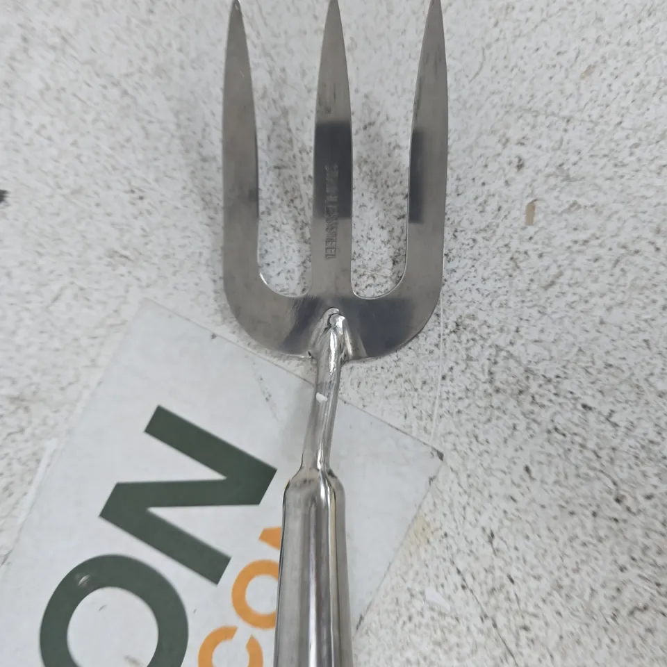 KEW GARDENS COLLECTION GARDEN HAND FORK – 3 TINES, WOODEN HANDLE
