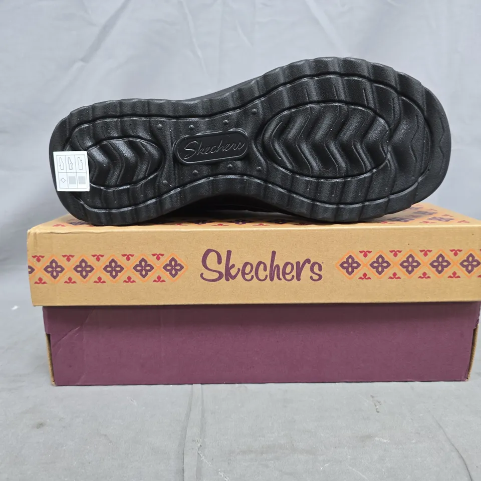 BOXED PAIR OF SKECHERS SIDE-ZIP SHOES IN BLACK SIZE UK 5