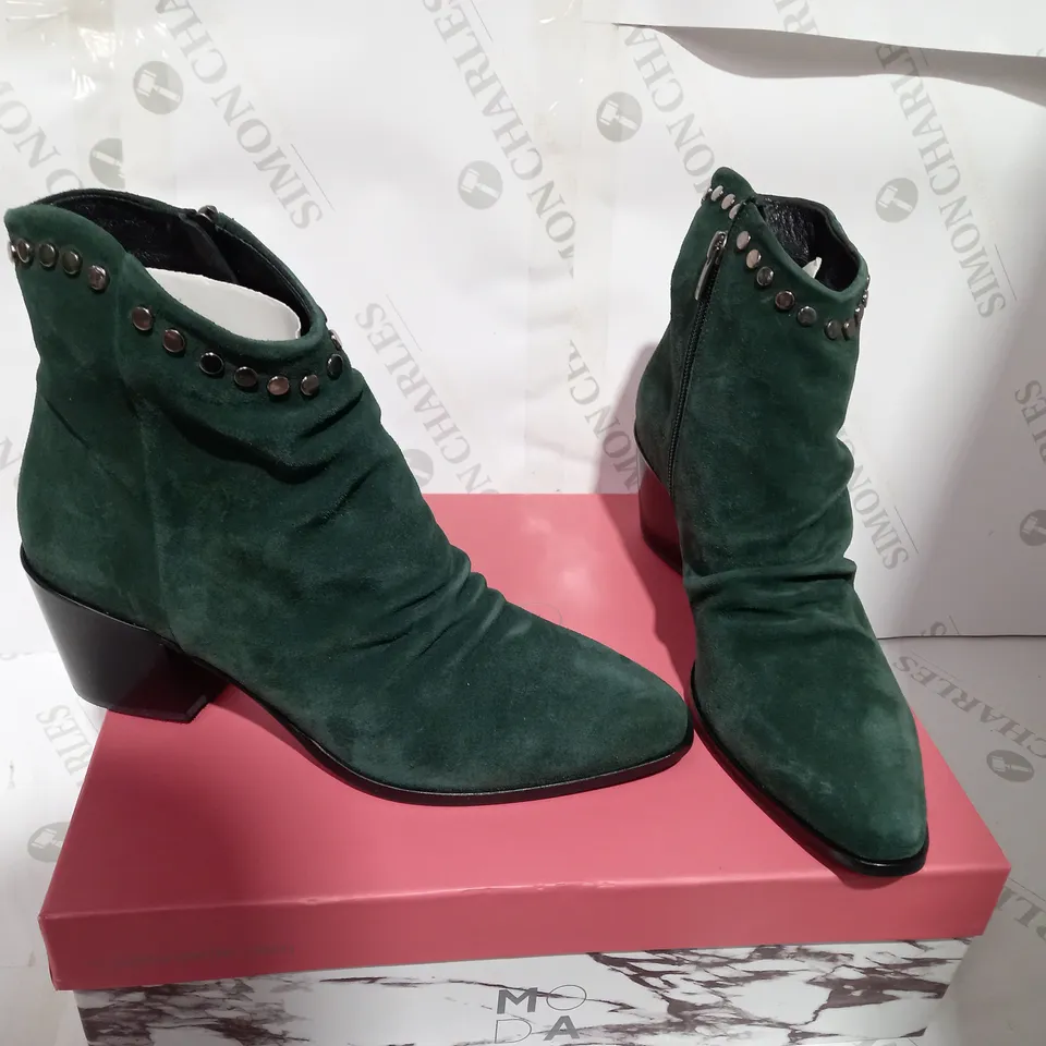 BOXED PAIR OF MODA GREEN LEATHER ANKLE BOOT - SIZE 7