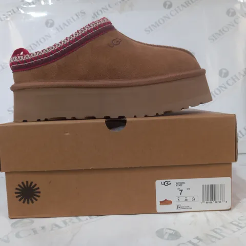 BOXED PAIR OF UGG WTAZZ SHOES IN CHESTNUT SIZE 5